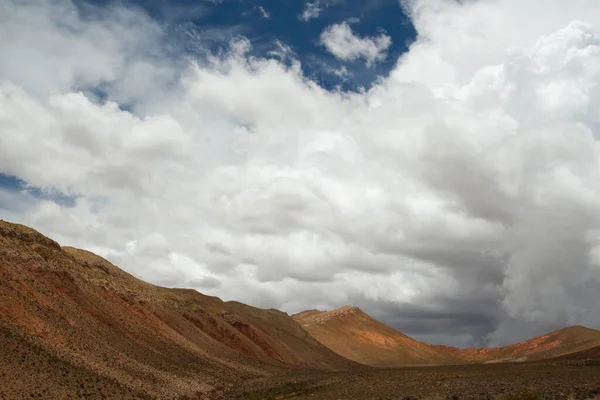 Widok Panoramy Pięknych Gór Pod Malowniczym Błękitnym Niebem Chmurami — Zdjęcie stockowe