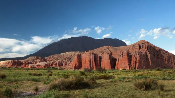 Geologie Panoramablick Auf Das Tal Wiesen Berge Rote Felsen Und — Stockfoto
