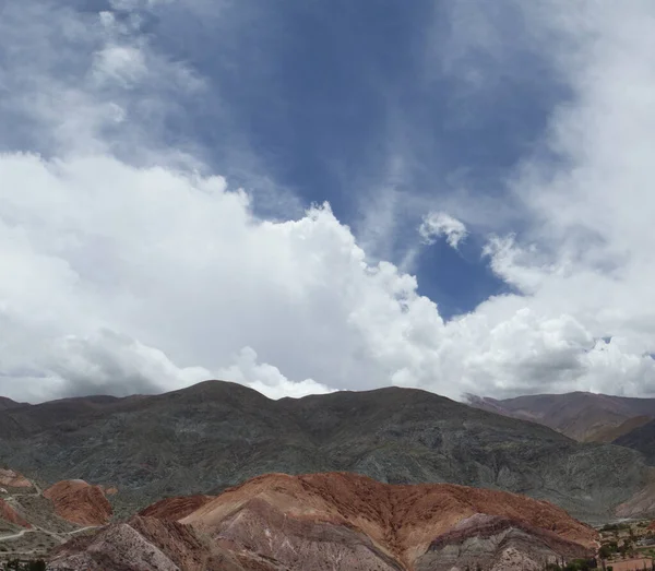 アルゼンチンのPurmamarcaで人気の7色の丘の空中ビュー 雄大な空の下で美しい丘のテクスチャと異なる鉱物色 — ストック写真