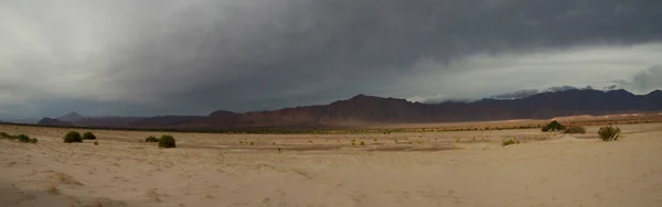 Panoramablick Auf Die Trockene Wüste Sand Dünen Und Berge Unter — Stockfoto