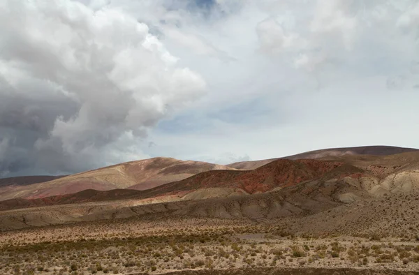 沙漠景观 多云的天空下干旱的山谷和群山的壮丽景象 — 图库照片