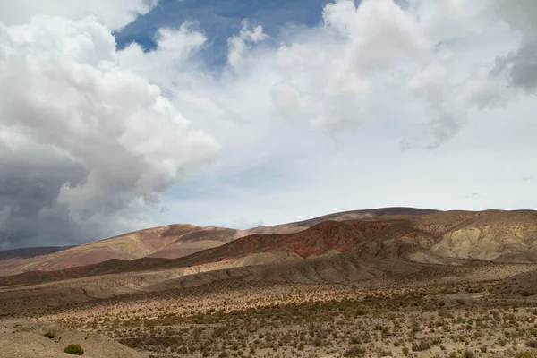 沙漠景观 在美丽的夏日天空和白云的映衬下 干旱的山丘和棕色的山谷 — 图库照片