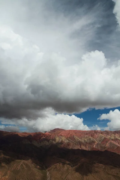 Veduta Aerea Della Montagna Colorata Sotto Cielo Nuvoloso Drammatico Bella — Foto Stock