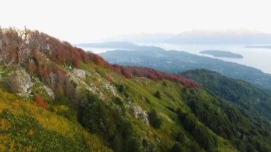 Huzurlu bir manzara. Sakin göl, orman ve dağların manzarası. 