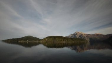 Patagonya, Bariloche 'de Nahuel Huapi Gölü' ne yelken açmak. Teknenin manzarası. Dağlar, gökyüzü ve orman su yüzeyinde yansıyor..