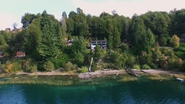 Tourisme Vue Aérienne Lac Eau Turquoise Des Cabanes Dans Forêt — Video