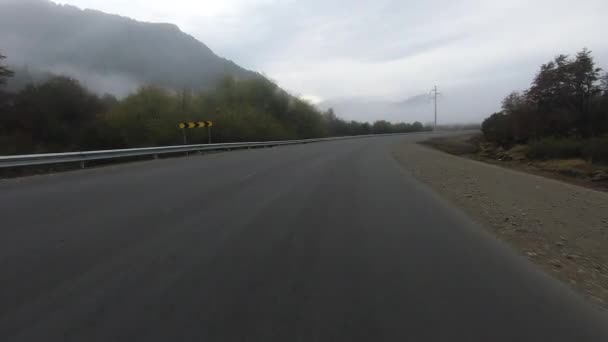 Reizen Gezichtspunt Van Een Auto Die Landelijke Weg Bomen Bergen — Stockvideo