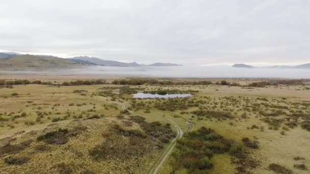 Herfstkleuren Landelijk Landschap Luchtfoto Van Gele Weide Heuvels Rivier Vallei — Stockvideo