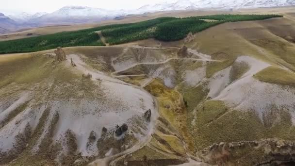 Alppimaisema Antenni Näkymä Hiekkatielle Kuivalla Aavikolla Vuorilla Näkymä Kultaiseen Laaksoon — kuvapankkivideo