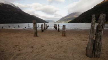 Huzurlu bir ortam. Kumsal, göl ve dağların manzarası.