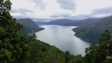 San Martin de los Andes 'teki Lacar Gölü' nün havadan görünüşü, Patagonya Arjantin. Akşam karanlığında yeşil orman ve And Dağları manzarası.