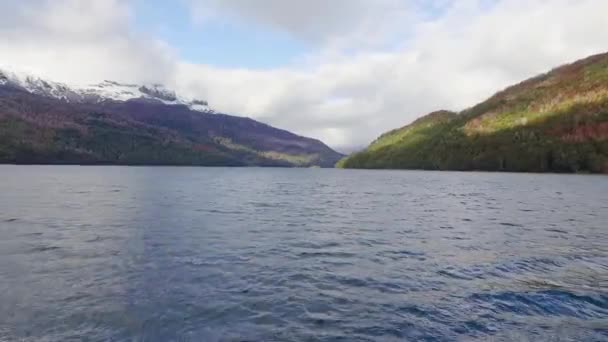 Luftbild Das Über Dem Wasser Falknersee Patagonien Argentinien Fliegt Blick — Stockvideo