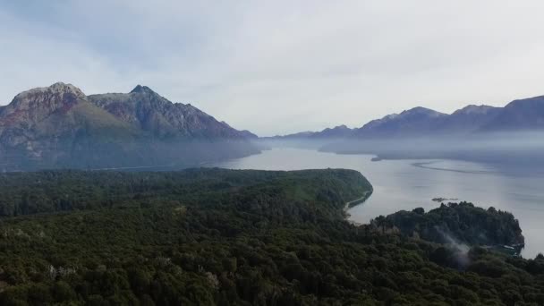 Vista Aérea Floresta Verde Lago Montanhas Uma Manhã Adiantada Com — Vídeo de Stock