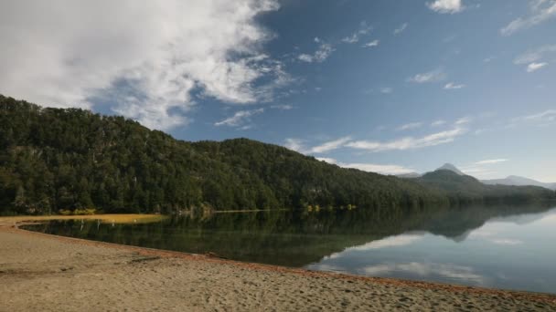 Paisaje Tranquilo Vista Del Lago Bosque Montañas Cielo Azul Nubes — Vídeo de stock