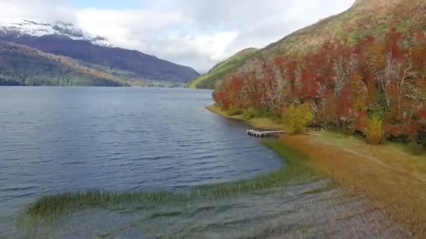 Urlaub Luftaufnahme Eines Holzstegs See Herbst Der Bunte Wald Und — Stockvideo