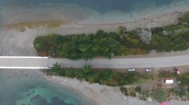 Sabahın erken saatlerinde sisli göl manzarası. Su yüzeyinde güzel bulutlu gökyüzü yansıması.