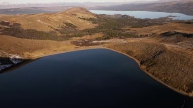 And Dağları kordillerası. Göl, göl, altın vadi, orman ve dağlar Villa Pehuenia, Patagonya 'daki Batea Mahuida volkanının tepesinden.