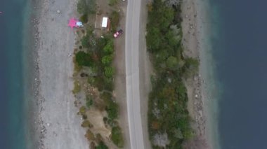 Seyahat ediyorum. Turkuaz buzullu su gölü Moreno ve Patagonya, Bariloche 'deki ormanın üzerinden geçen yolun yukarıdan görünüşü..