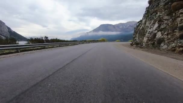 Ponto Vista Carro Dirigindo Longo Estrada Através Das Montanhas Floresta — Vídeo de Stock