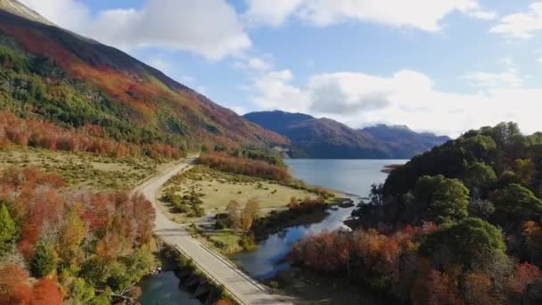 Reisen Patagonien Luftaufnahme Der Straße Über Hügel Und Wald Herbst — Stockvideo
