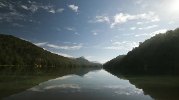 Encantador Paisaje Vista Del Lago Bosque Verde Montañas Cielo Azul — Vídeos de Stock