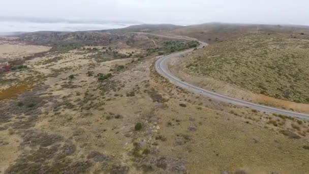 Αγροτικός Δρόμος Αεροφωτογραφία Του Ασφαλτοστρωμένου Δρόμου Απέναντι Από Κίτρινο Λιβάδι — Αρχείο Βίντεο