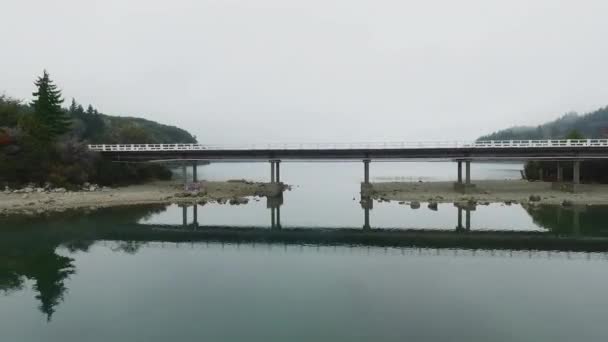 Transporte Vista Aérea Del Puente Carretera Través Del Lago Agua — Vídeo de stock