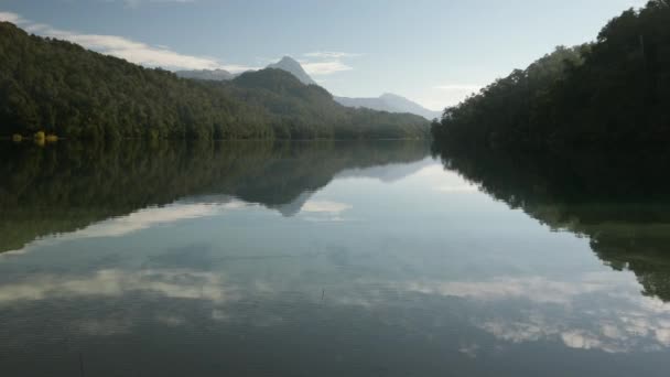 Paisagem Encantadora Vista Lago Floresta Verde Montanhas Céu Azul Nuvens — Vídeo de Stock