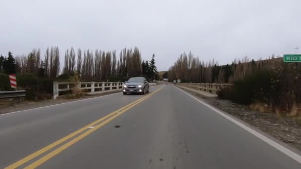 Point Vue Une Voiture Roulant Long Autoroute Asphaltée Entrant Dans — Video