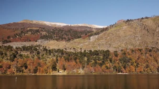 Panela Lago Sereno Vista Lago Floresta Montanhas Outono Bela Reflexão — Vídeo de Stock