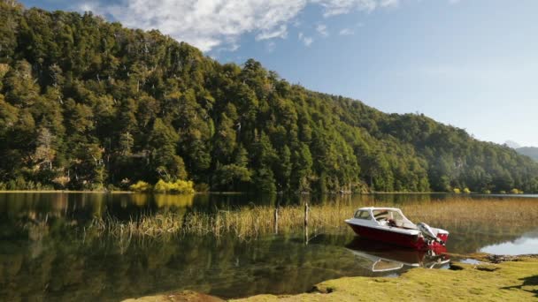 Vista Del Lago Tranquilo Bosque Verde Colinas Una Lancha Roja — Vídeo de stock