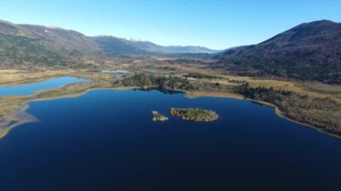 Patagonya 'daki Pehuenia Circuito Pehuenia' daki Pulmari Gölü, Vadi, Orman ve And Dağları 'nın havadan görünüşü..