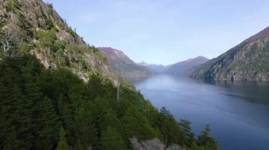Bariloche, Patagonya 'daki Llao Llao tepesinden orman, dağlar ve Nahuel Huapi Gölü' nün havadan görünüşü..
