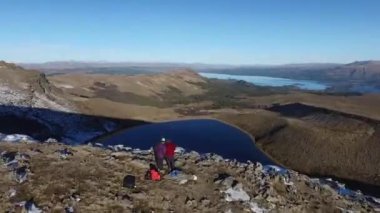 Patagonya 'daki Göl, Vadi, Orman ve And Dağları' nın havadan görünüşü.