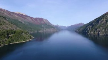 Bariloche, Patagonya 'daki Llao Llao tepesindeki Nahuel Huapi gölünün üzerinde uçuyor. Mavi gölün, ormanın ve dağların havadan görünüşü ve mavi sulardaki manzara yansıması..