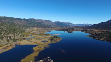 Patagonya 'daki Pehuenia Circuito Pehuenia' daki Pulmari Gölü, Vadi, Orman ve And Dağları 'nın havadan görünüşü..