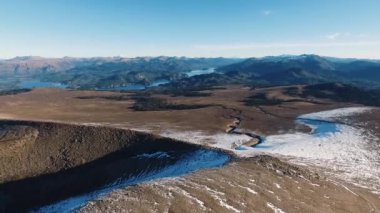 Alp manzarası. Villa Pehuenia, Patagonya Arjantin 'deki Batea Mahuida volkanının tepesinden And Dağları' nın havadan görünüşü. Volkan kraterindeki göl manzarası ve kordillera..