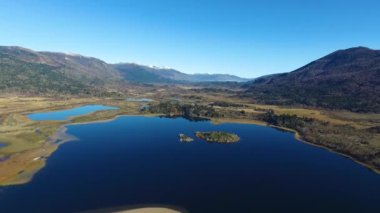 Patagonya 'daki Pehuenia Circuito Pehuenia' daki Pulmari Gölü, Vadi, Orman ve And Dağları 'nın havadan görünüşü..