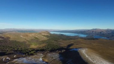 Villa Pehuenia, Patagonya Arjantin 'deki Batea Mahuida volkanının tepesinden And Dağları' nın havadan görünüşü. Volkan kraterindeki göl manzarası, sarı vadi, çayırlar ve And Dağları kordillerası..