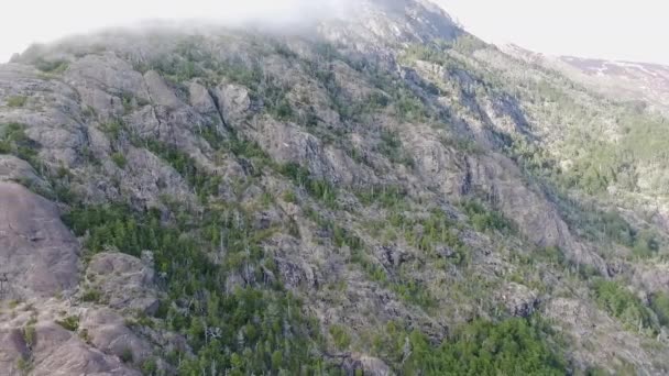 Alpenlandschap Luchtfoto Van Rotsachtige Bergen Piek Raken Van Wolken Groen — Stockvideo