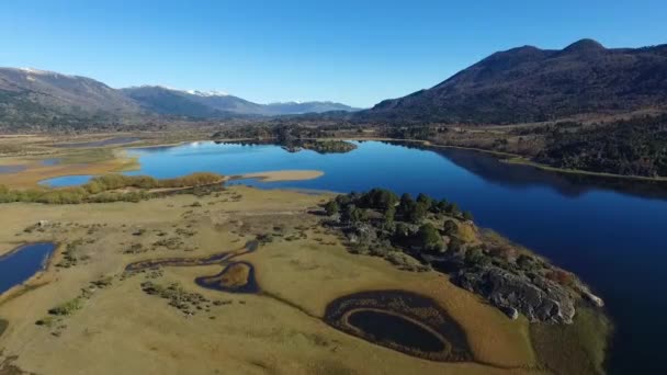 Vista Aérea Lago Pulmari Vale Floresta Montanhas Dos Andes Circuito — Vídeo de Stock