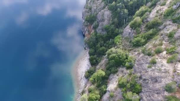 Paisaje Mágico Vista Aérea Los Escarpados Acantilados Rocosos Bosque Lago — Vídeo de stock