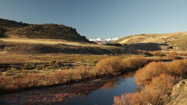 Río Que Fluye Través Los Pastizales Amarillos Las Montañas Otoño — Vídeos de Stock