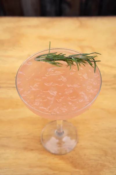 Des Cocktails Vue Rapprochée Une Margarita Rose Pamplemousse Sur Table — Photo