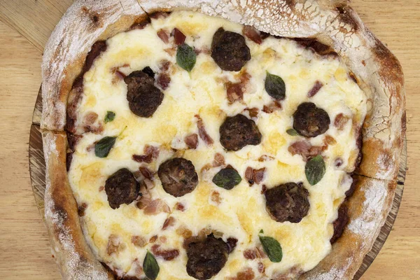 Vista Perto Uma Deliciosa Pizza Com Queijo Mussarela Bacon Crocante — Fotografia de Stock