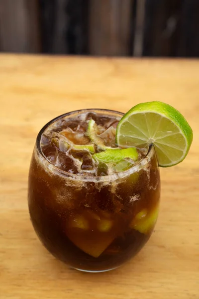 鸡尾酒 用Jgerinha Cola Ice和Lime配木制背景的酒精饮料的特写镜头 — 图库照片