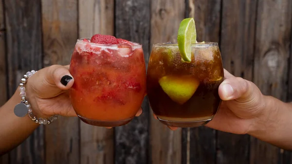 Salud Vista Cerca Par Brindis Con Dos Cócteles Nocturnos Con — Foto de Stock