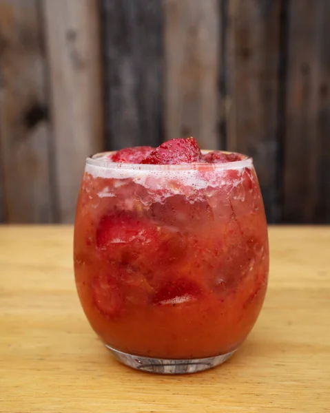 酒精饮料 带有草莓和朗姆酒鸡尾酒 木制背景的杯子的布景 — 图库照片