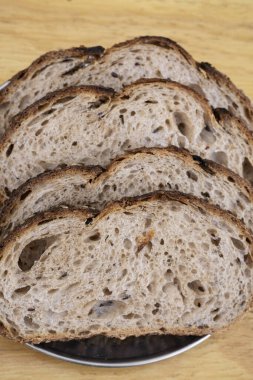 Çedarlı ve soğanlı geleneksel bir çizburger tutan kadın..