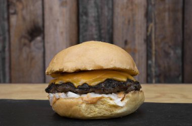 Çedar peynirli geleneksel çizburger.. 